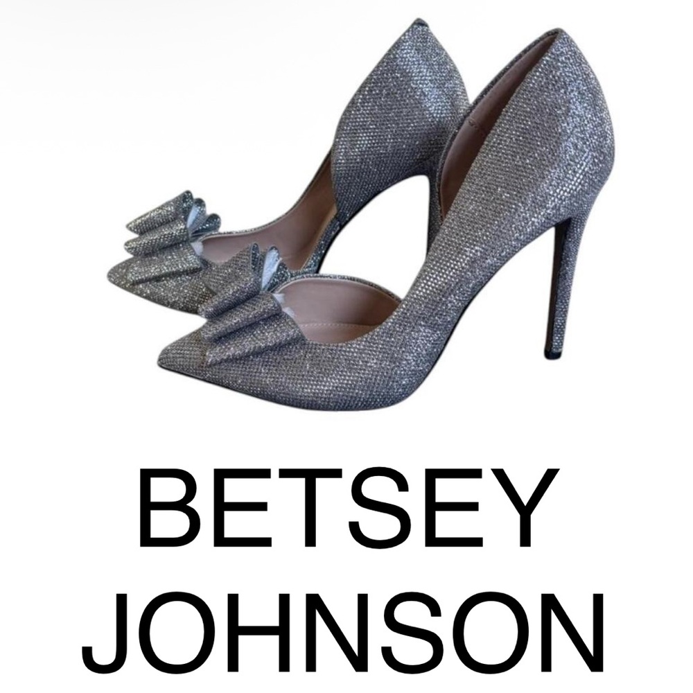 BETSEY JOHNSON SILVER SPARKLE BOW HIGH HEEL PUMPS. Size 8M